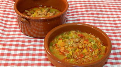 La mejor técnica de cocción para las verduras es aquella que no tenga contacto directo con el agua (al vapor, salteado. Receta fácil de alubias pintas con verduras - YouTube