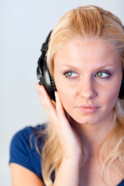 Premium Photo Portrait Of A Woman Listening Music With Headphones