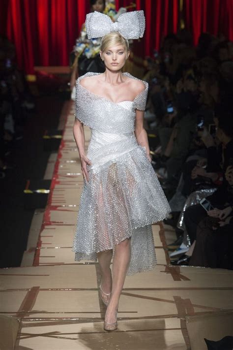 Siêu mẫu đến từ thụy điển elsa hosk sẽ là người mặc bộ victoria's secret fantasy bra trị giá 1 triệu usd tại show diễn thời trang nội y. Moschino | Fashion, Runway fashion, Dresses