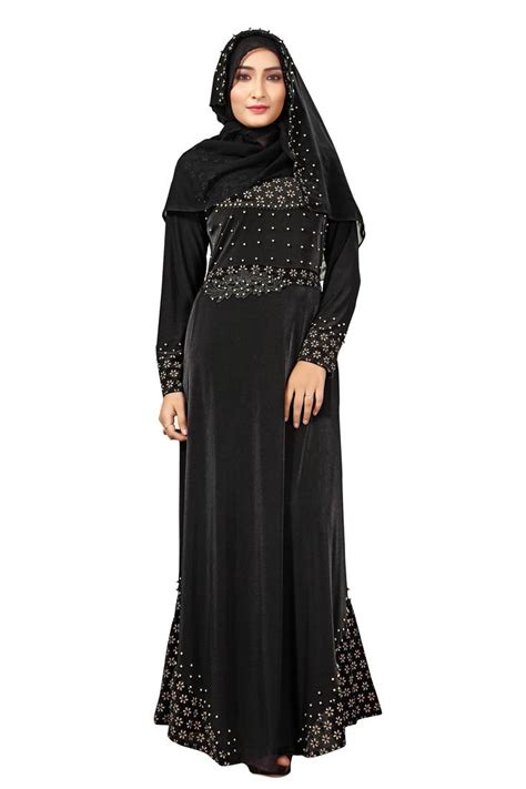 Široka ženska halja koja pokriva cijelo tijelo, ostavljajući samo proreze za oči. Black color velvet embossed abaya burka with belt and ...