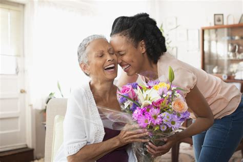 De cada número del sorteo extra día de la madre hay 100 series, 100 cupones con el mismo número y que por lo tanto comparten miles de premios de la estructura de premios oficial. ¿Cuándo es el Día de la Madre en Colombia?: Datos de su origen