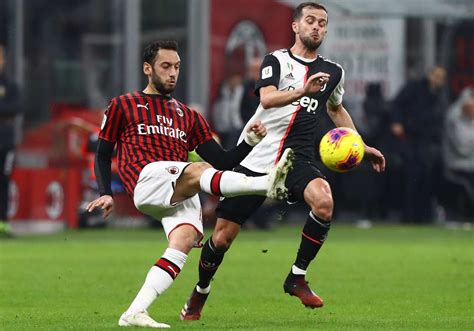 All information about ac milan (serie a) current squad with market values transfers rumours player stats fixtures news. Milan-Juventus, Calhanoglu attacca l'arbitro Valeri - FOTO