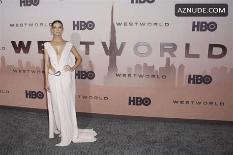Angela Sarafyan Photographed At The Premiere Of Hbos Westworld