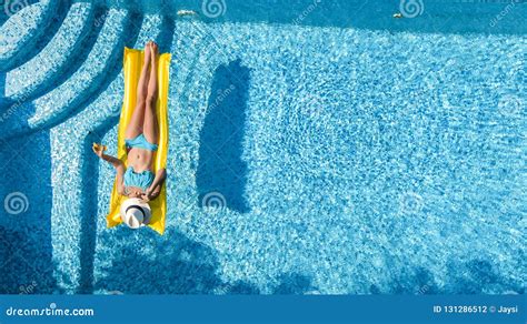 Het Mooie Jonge Meisje Ontspannen In Zwembad Zwemt Op Opblaasbare Matras En Heeft Pret In Water