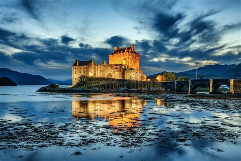 Eilean Donan Castle In Schotland Tijdens Blauw Uur Stock Foto