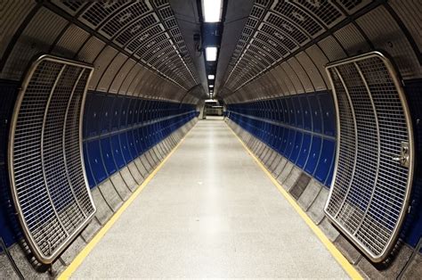 Corridor Subway London Tube Underground Tunnel 20 Inch By 30 Inch