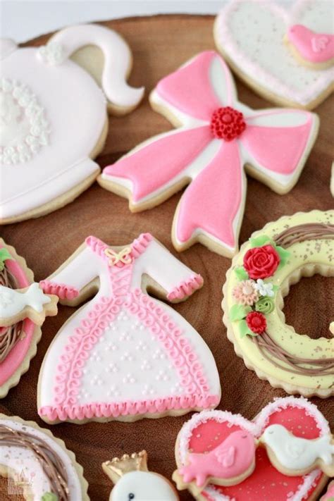 Video How To Decorate Valentine Cookies Swan Wreath And Dress