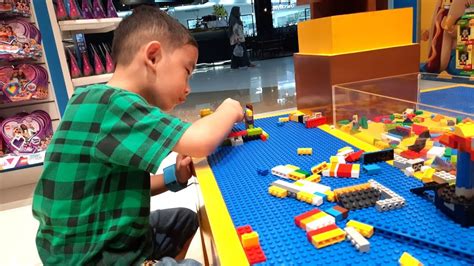 Anak Kecil Main Lego Mainan Anak Laki Di Mall Bermain Lego Untuk Anak