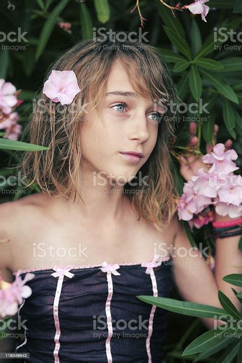 Oleander Chica Foto De Stock Y Más Banco De Imágenes De Adolescencia