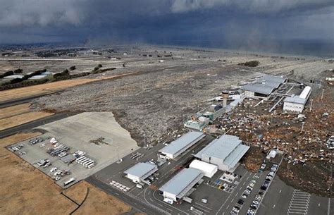 Japan Disaster 30 Powerful Images Of The Earthquake And Tsunami