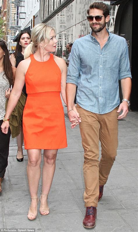 Jennie Garth And David Abrams Hold Hands As They Visit Good Day New