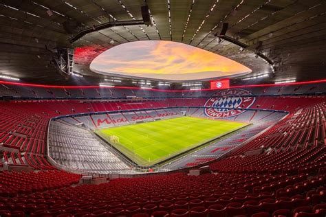 Situé au nord de munich, l'allianz arena ou fußball arena münchen, ( surnommé le. Best FC Bayern Munich Football Stadium tour and Allianz ...