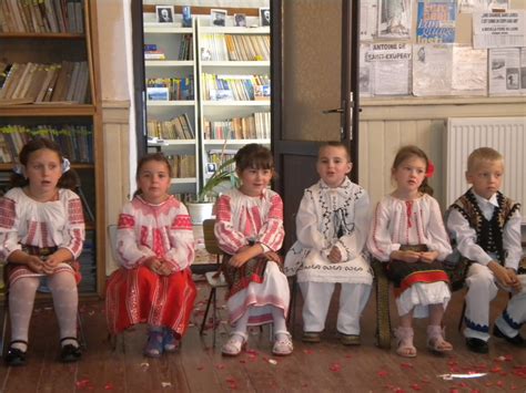 Toate ființele umane se nasc libere și egale în demnitate și în drepturi. Biblioteca Şcolii cu cls I-VIII Bogdăneşti: Album foto ...