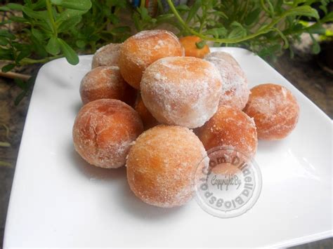 Masak tepung sampai bergumpal keras dan lincin baru doh tak lembik (kacau. DilaElla.blogspot.com: Donut Ball untuk minum petang