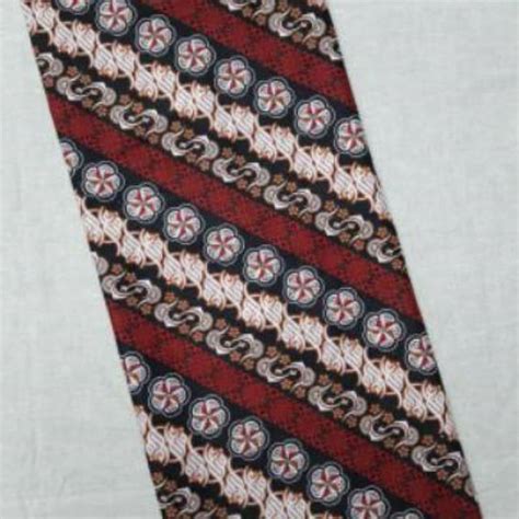 Tersedia kain batik pekalongan dengan harga murah dan berkualitas, jaminan uang kembali 100% di bukalapak. RM KAIN BATIK MOTIF SOGAN PARANG KENCANA MERAH / BATIK ...