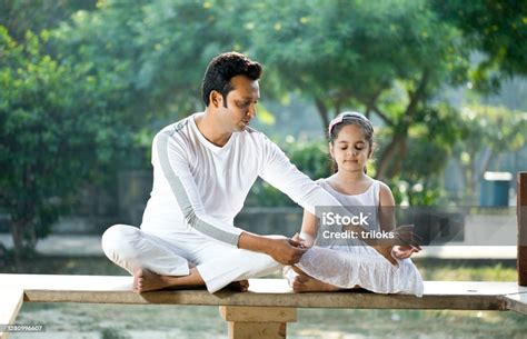 Ayah Membimbing Putri Bermeditasi Di Taman Foto Stok Unduh Gambar