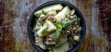 Ed ecco la ricetta dell' insalata di sedano rapa e carote. Sedano rapa in insalata con lenticchie, menta e nocciole