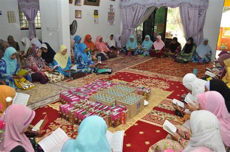 <paluan kompang / lagu kompang mengiringi pengantin> <silat pengantin> <pengantin berjalan ke pelamin> sirih junjung berhias indah, sekacip pinang pembuka kata. Majlis Kenduri Tahlil Arwah, Selawat, Bacaan Yassin, Doa ...