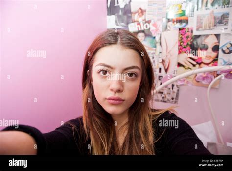Les ans fille posant pour une prétention dans sa chambre à coucher selfies Photo Stock Alamy