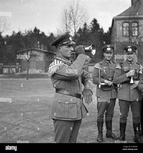 Rekruten Der Wehrmacht Zeigen Bei Einem Tag Der Offenen Tür In Einer