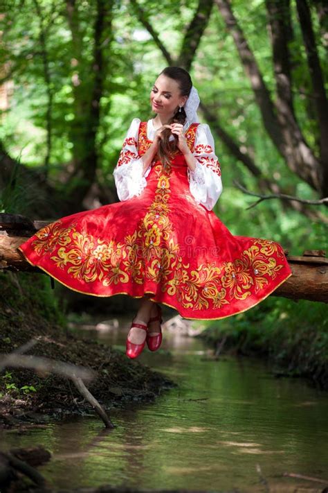 Hombre Y Mujer En El Vestido Tradicional Ruso Imagen De Archivo Imagen De Hermoso Fondos