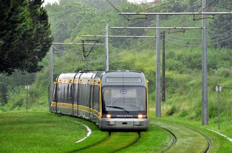 Porto na zona c1, gondomar na zona c8, vila nova de gaia na zona s8, póvoa de varzim na zona 3 o metrô de oporto é composto por 6 ramais (linhas), ao longo dos quais estão suas 81 estações. Mais sete estações e uma linha nova do Metro do Porto - Porto Secreto
