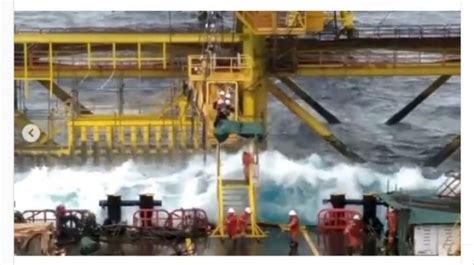 Borhat tu tano parjalangan hi. Viral Video Pekerja Offshore Dihantam Ombak, Publik: Pantas Gajinya Tinggi