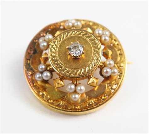 Lot De Broche Ronde En Or Orn E De Perles Et D Un Diamant Taille