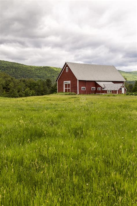 With expanding growth in population, redbarn.farm is bringing the world into a new age of agriculture with sustainable green food production. Farm Landscape With Red Barn Stock Image - Image: 31414573