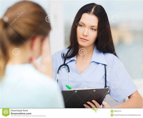 Doctor O Enfermera De Sexo Femenino Con El Paciente Foto De Archivo