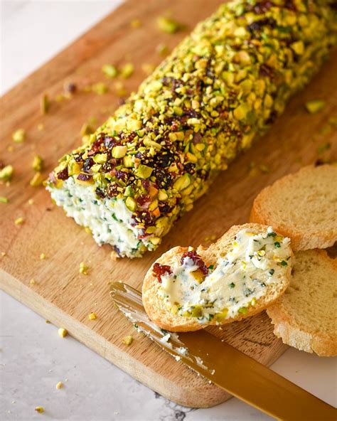 Rulo De Queso De Cabra Con Pistachos Ar Ndanos Y Hierbas Arom Ticas