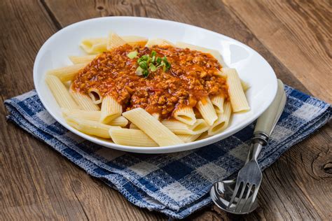 Esta receta de macarrones que te voy a presentar hoy es la que solemos comer en casa. Macarrones con carne picada