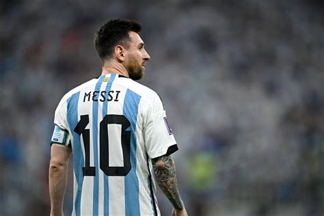 Lionel Messi And The Art Of Walking Through The World Cup The Athletic