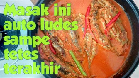 Bumbu masakan ini cukup banyak, jadi butuh waktu lebih untuk menyiapkannya. IKAN KEMBUNG MASAK ASAM || BIKIN NAGIH - YouTube