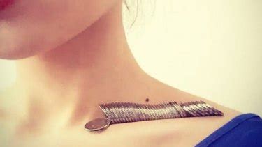 The Collarbone Challenge Is Why Chinese Women Are Stacking Coins On Their Shoulders