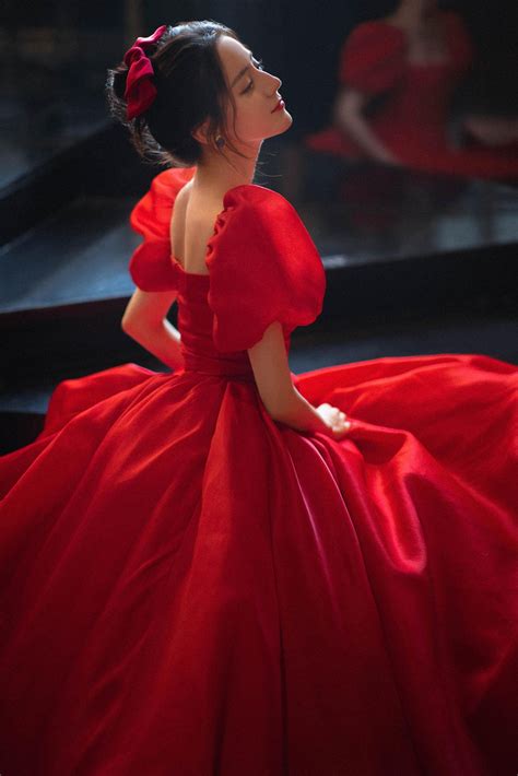 迪丽热巴穿红色长裙勾勒完美身材 泡泡袖配蝴蝶结美艳动人