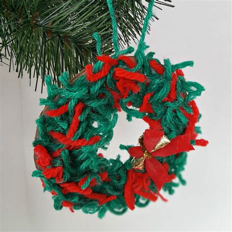 Easy Christmas Ornament Yarn Craft Kids can Make » Preschool Toolkit