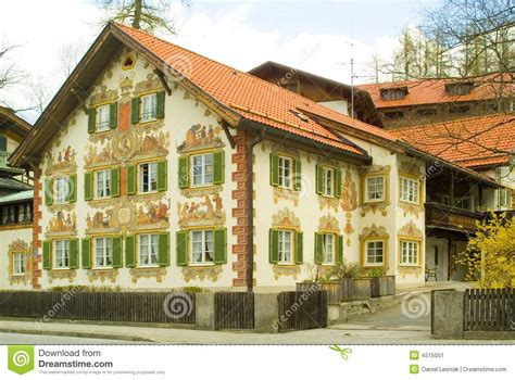Ich möchte benachrichtigt werden bei neuen angeboten für haus bayern see. Gemaltes Haus im Bayern stockbild. Bild von alpen ...