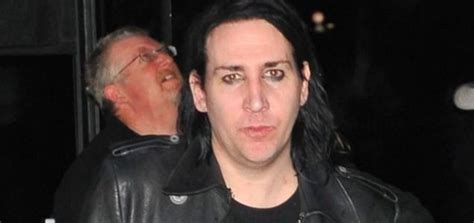 Er präsentierte die ungeschminkte wahrheit über sein aussehen und war wohl selbst für den treusten fan kaum zu erkennen. Marilyn Manson Without Makeup - No Makeup Pictures!