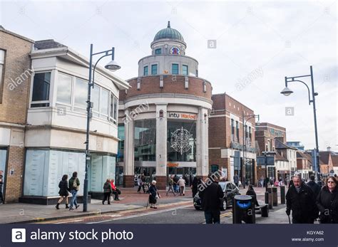 From 7pm on fridays & saturdays, a valid passport or uk driving licence is required from all guests. Watford, Hertfordshire, UK Oktober 2017 - Die intu ...