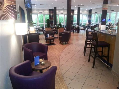 A pillow menu is available. Holiday Inn Express Köln Troisdorf, Tagungshotel in ...