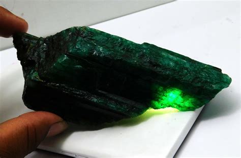 1400 Ct Natural Translucent Green Colombian Emerald Rough Loose