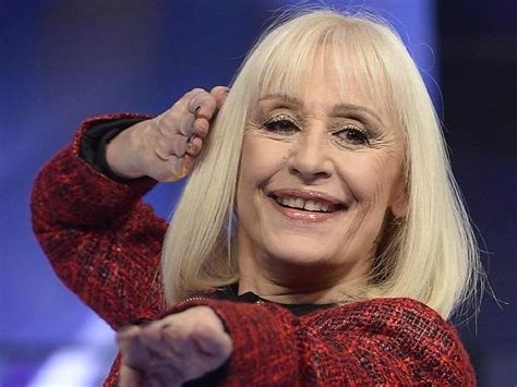 È andata in un mondo migliore, dove la sua umanità, la sua inconfondibile risata e il suo straordinario talento risplenderanno per sempre, le parole di sergio japino. Raffaella Carrà torna in tv: nuovo programma e affondo sui ...