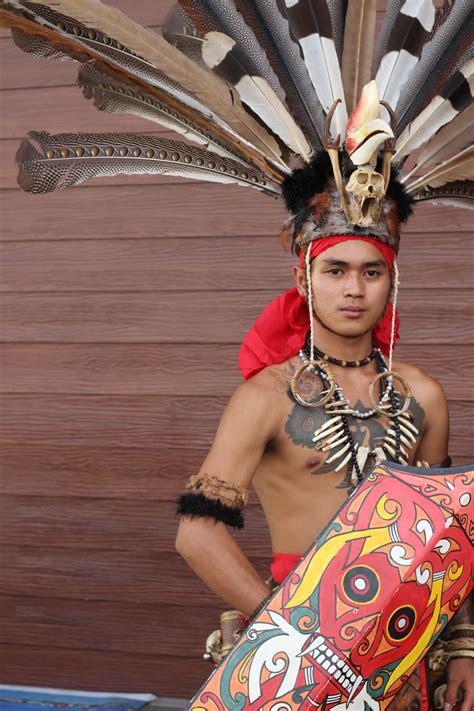 Pakaian tradisional lelaki bidayuh lelaki bidayuhpakaian lelaki bidayuh baju dan seluar dari satin dihiasi pita merah dan putih. Pakaian Tradisional Orang Iban - Baju Adat Tradisional