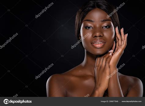 Africaine Américaine Nue Femme Avec Les Mains Près Visage Regardant Image Libre De Droit Par