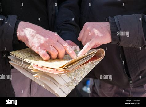 Manos Apuntando A Un Lugar En El Mapa Fotografía De Stock Alamy