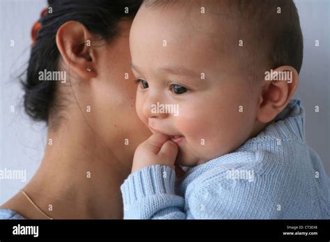Beso De Madre E Hijo Boca Fotografías E Imágenes De Alta Resolución Alamy