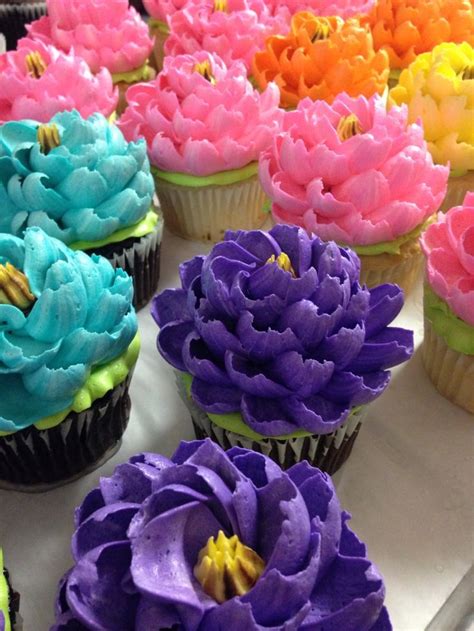 The mixture of shortening and butter makes it easy to pipe, plus it hardens beautifully! Learn how to make awesome buttercream flowers! Check out ...