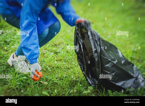 Grupo de equipo de jóvenes niñas y niños voluntarios y participar en