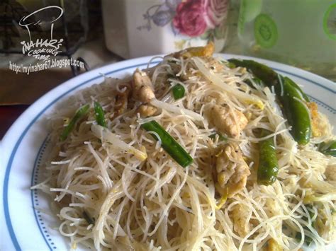 Ada sumber karbohidrat, sayuran, dan protein di dalam satu penyajian. INAHAR'S COOKING TIME!: MEEHOON GORENG PUTIH ALA SINGAPORE